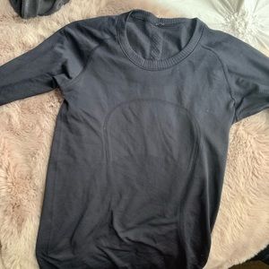 Navy women’s lululemon top